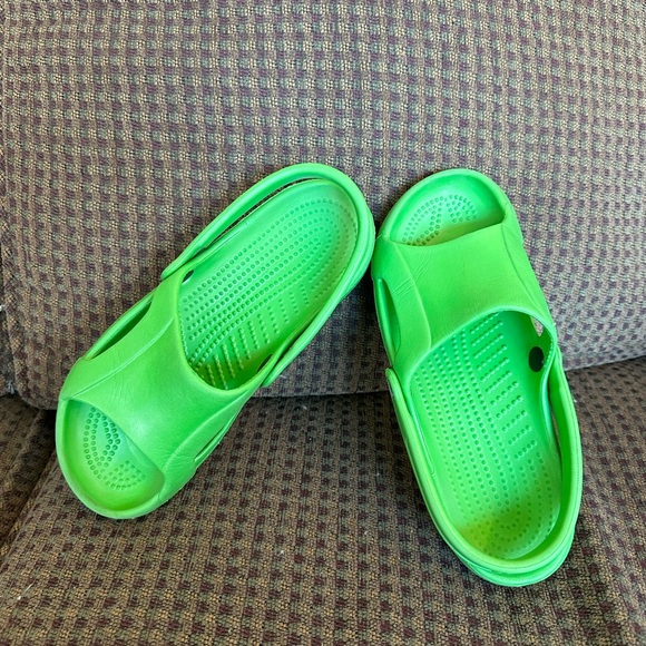 CROCS. Womens Sz 9 - Picture 5 of 7